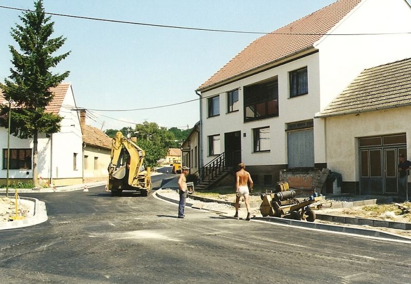 stavba plynovodu a nové silnice 1998-1999